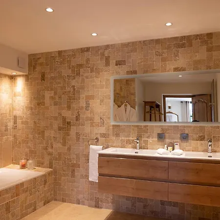 לינה וארוחת בוקר Le Clos De Mansart 4*
