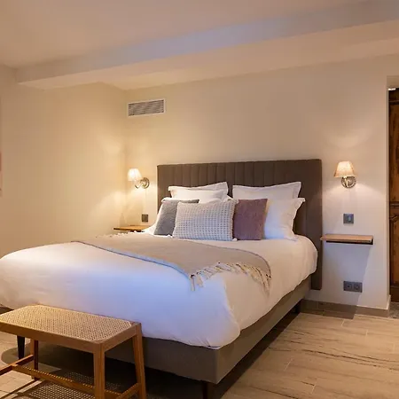 לינה וארוחת בוקר Le Clos De Mansart 4*