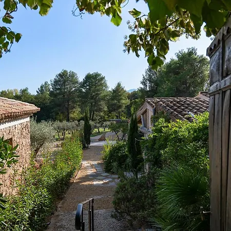 לינה וארוחת בוקר Le Clos De Mansart 4*