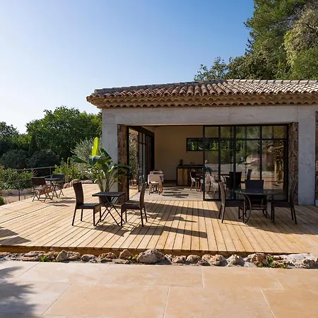לינה וארוחת בוקר Le Clos De Mansart 4*